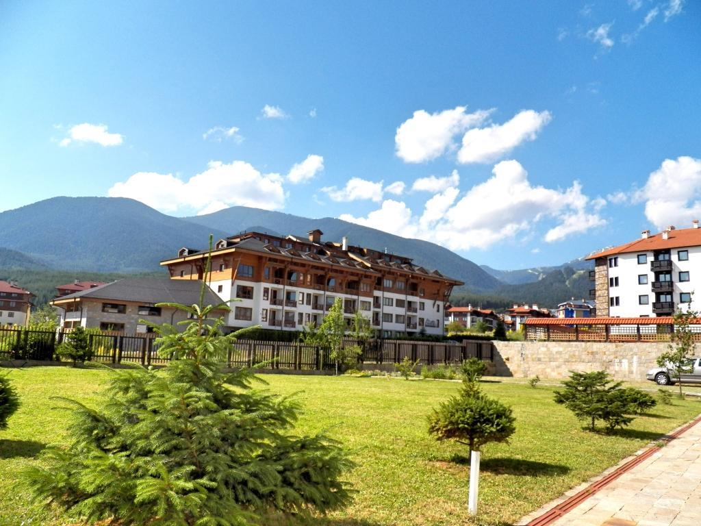 Apartment with Mountain View